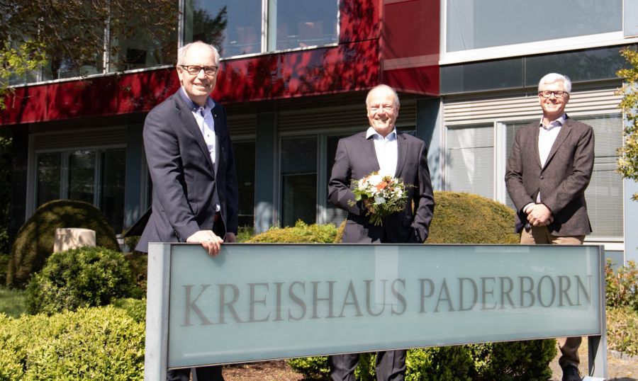 Mit Mindestabstand, aber von Herzen: Landrat Manfred Müller, links im Bild, und der Vorsitzende des Personalrats der Paderborner Kreisverwaltung, Franz Kürpick (rechts im Bild) verabschiedeten Walter Rövekamp in den Ruhestand und wünschen ihm alles Gute für den neuen Lebensabschnitt, der ab Mai beginnt  Bildnachweis: Amt für Presse- und Öffentlichkeitsarbeit, Kreis Paderborn, Ulrike Sander